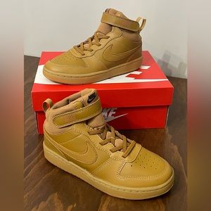 Boys' Nike Court Borough Mid 2 size 2Y